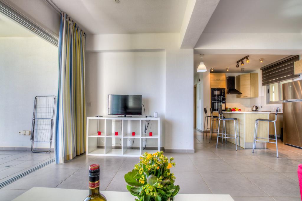 Beachfront Trident Протарас Экстерьер фото